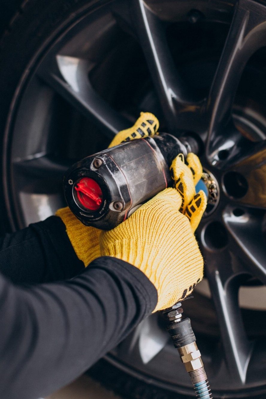 imgi_15_car-mechanic-changing-wheels-car_1303-26653